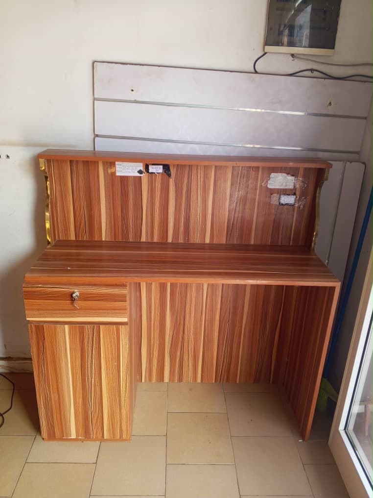 Bureau pro avec étagère, tiroir et rangement — photo 1