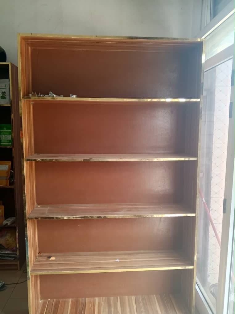  Grande étagère 5 niveaux avec finitions dorées — boutique ou maison — photo 1