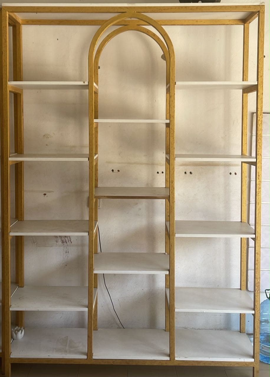 Étagère design XL arche dorée — présentoir boutique ou déco salon — photo 1